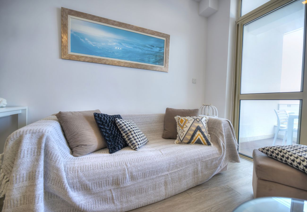 Apartamento en Sliema - Spacious 4 bedrooms with sea view balcony GOSLM-3