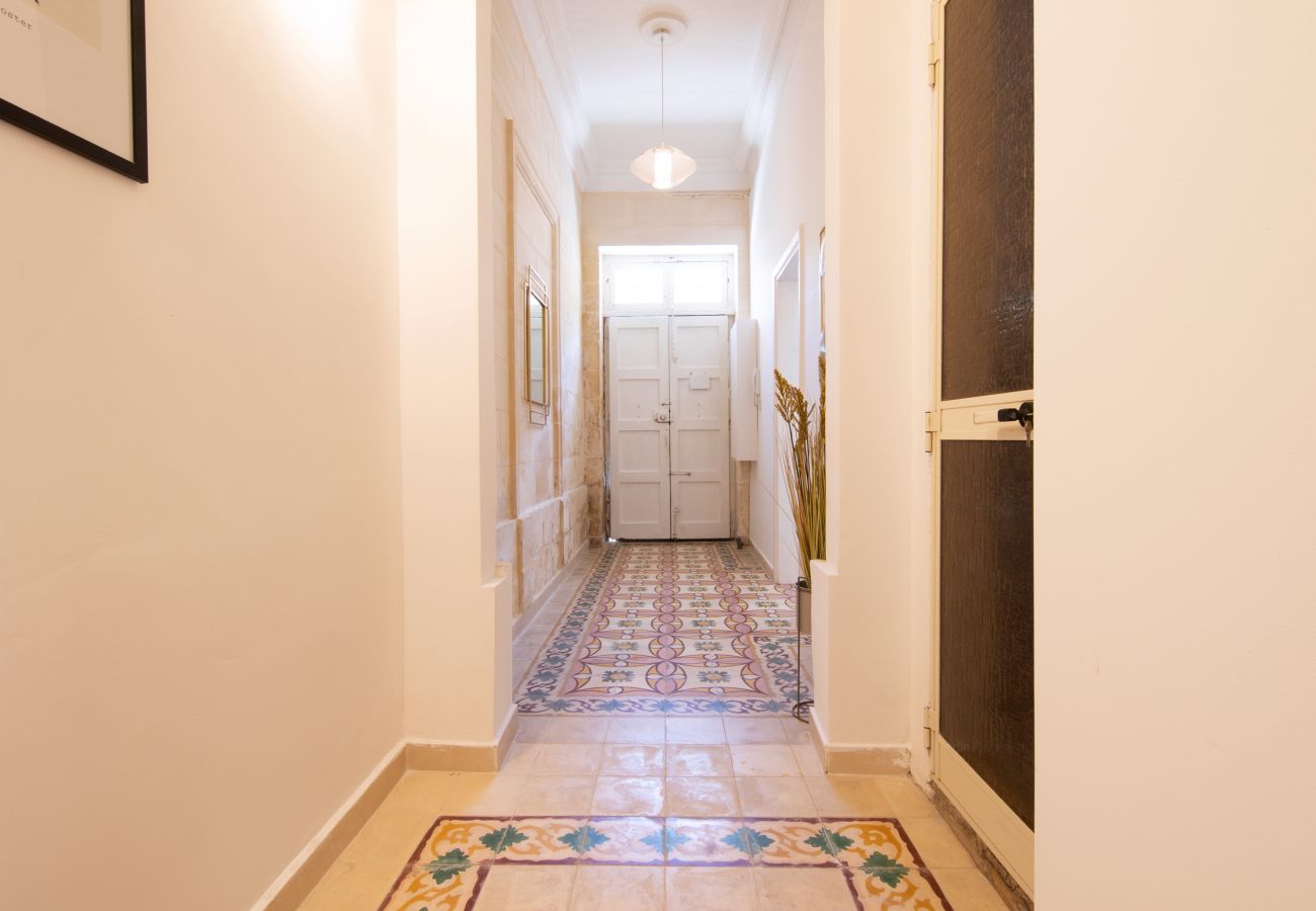 Apartamento en St Julian's - Traditional 2 bedroom house with yard SSCH1