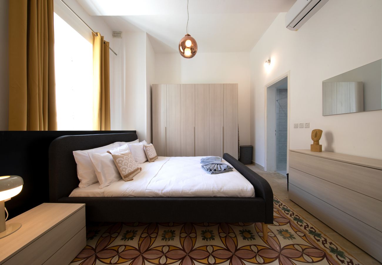 Apartamento en St Julian's - Traditional 2 bedroom house with yard SSCH1