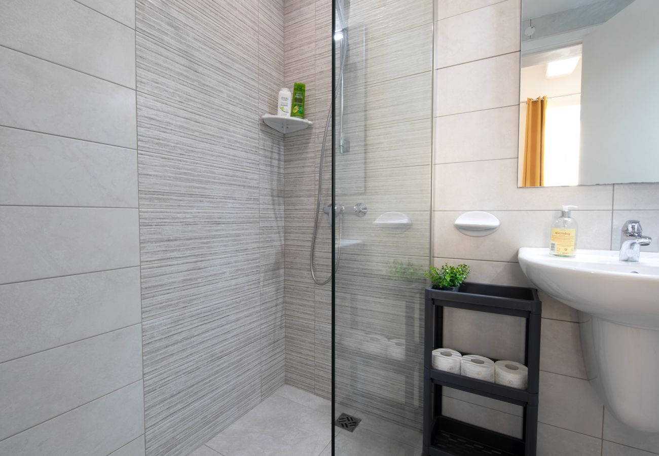 Apartamento en St Julian's - Traditional 2 bedroom house with yard SSCH1