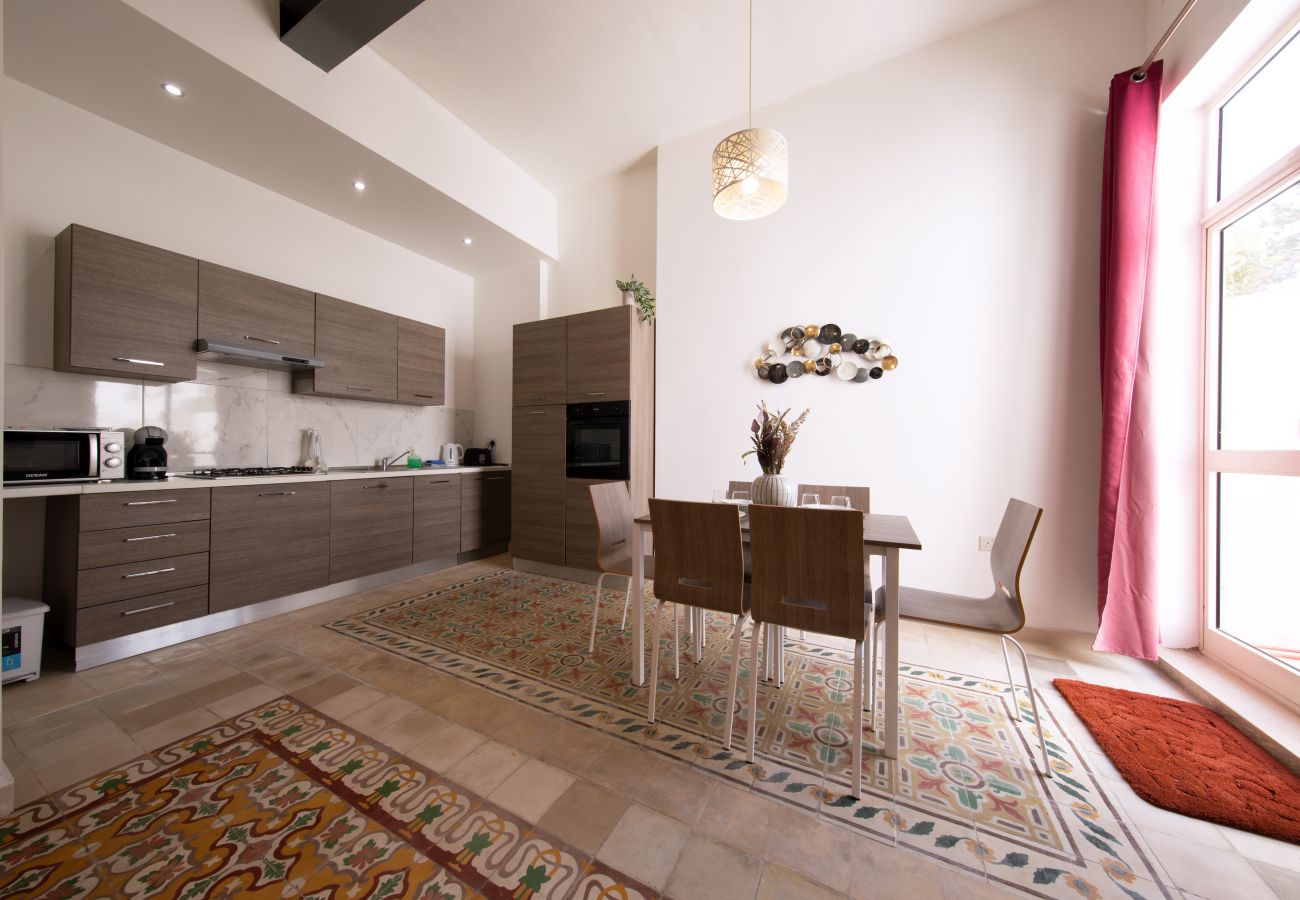Apartamento en St Julian's - Traditional 2 bedroom house with yard SSCH1