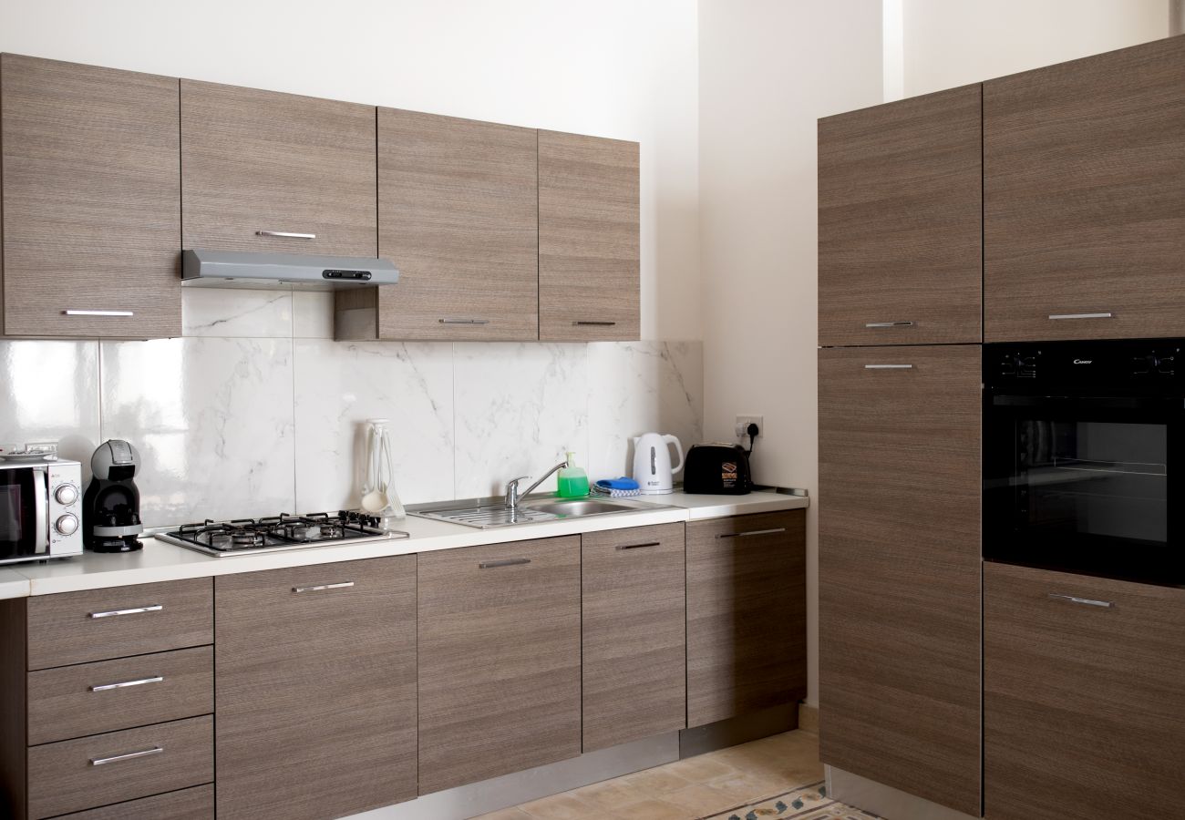 Apartamento en St Julian's - Traditional 2 bedroom house with yard SSCH1