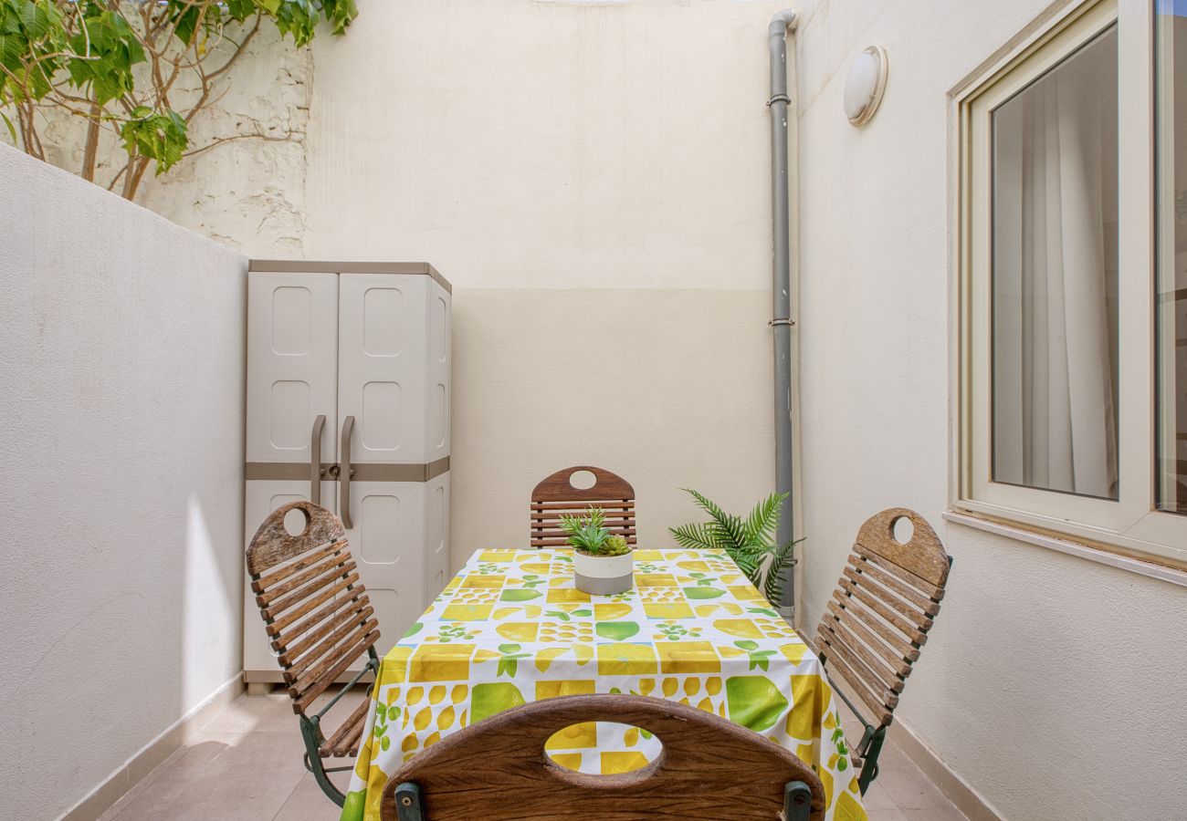 Apartamento en St Julian's - Traditional 2 bedroom house with yard SSCH1