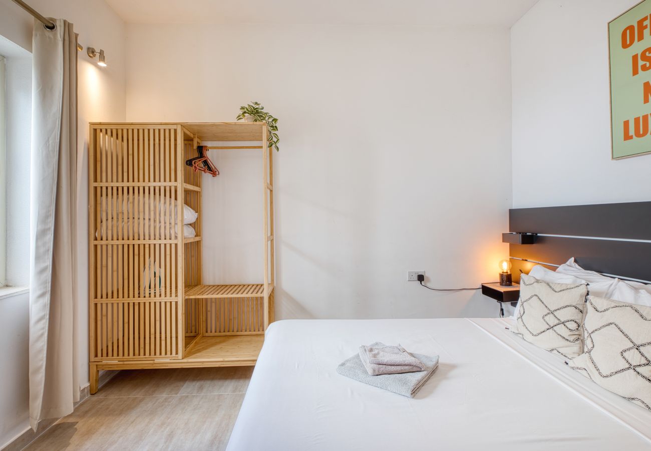 Apartamento en St Julian's - Traditional 2 bedroom house with yard SSCH1