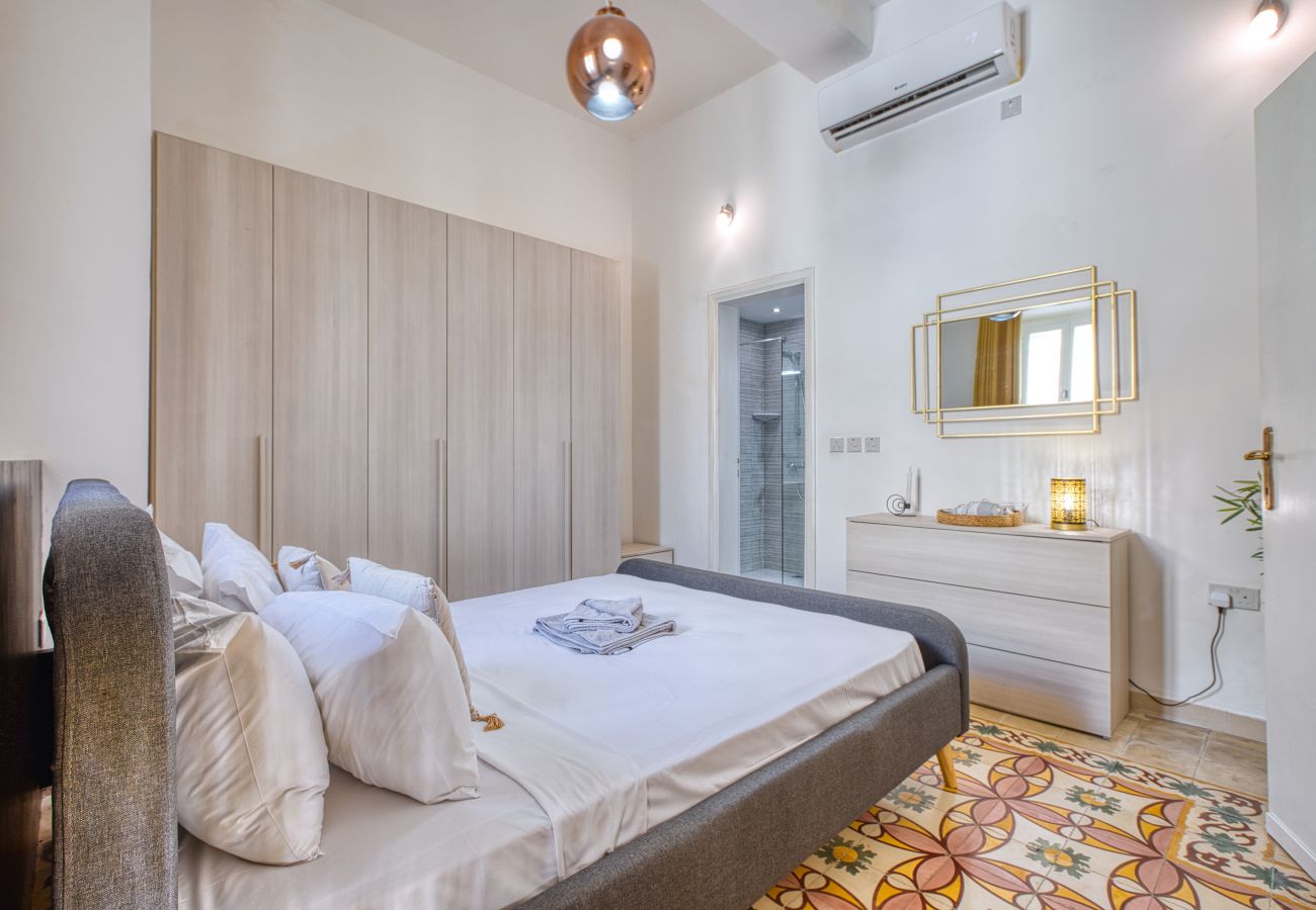 Apartamento en St Julian's - Traditional 2 bedroom house with yard SSCH1