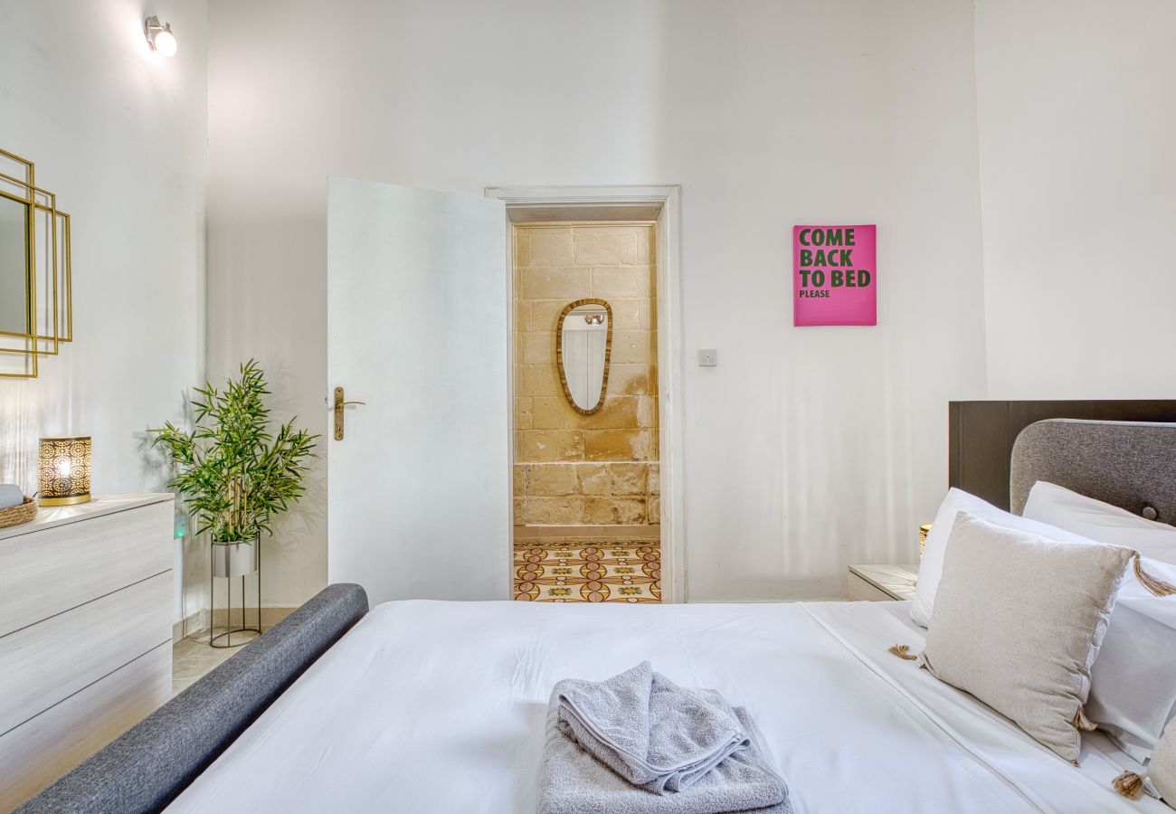 Apartamento en St Julian's - Traditional 2 bedroom house with yard SSCH1