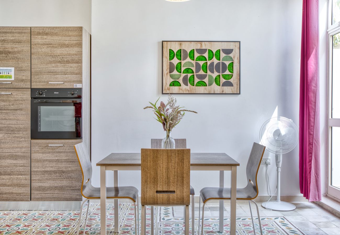 Apartamento en St Julian's - Traditional 2 bedroom house with yard SSCH1