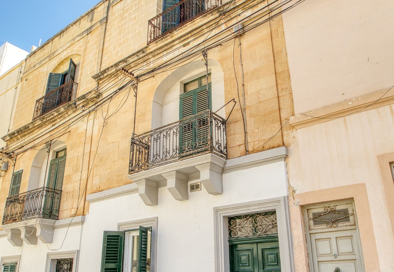 Apartamento en St Julian's - Traditional 2 bedroom house with yard SSCH1