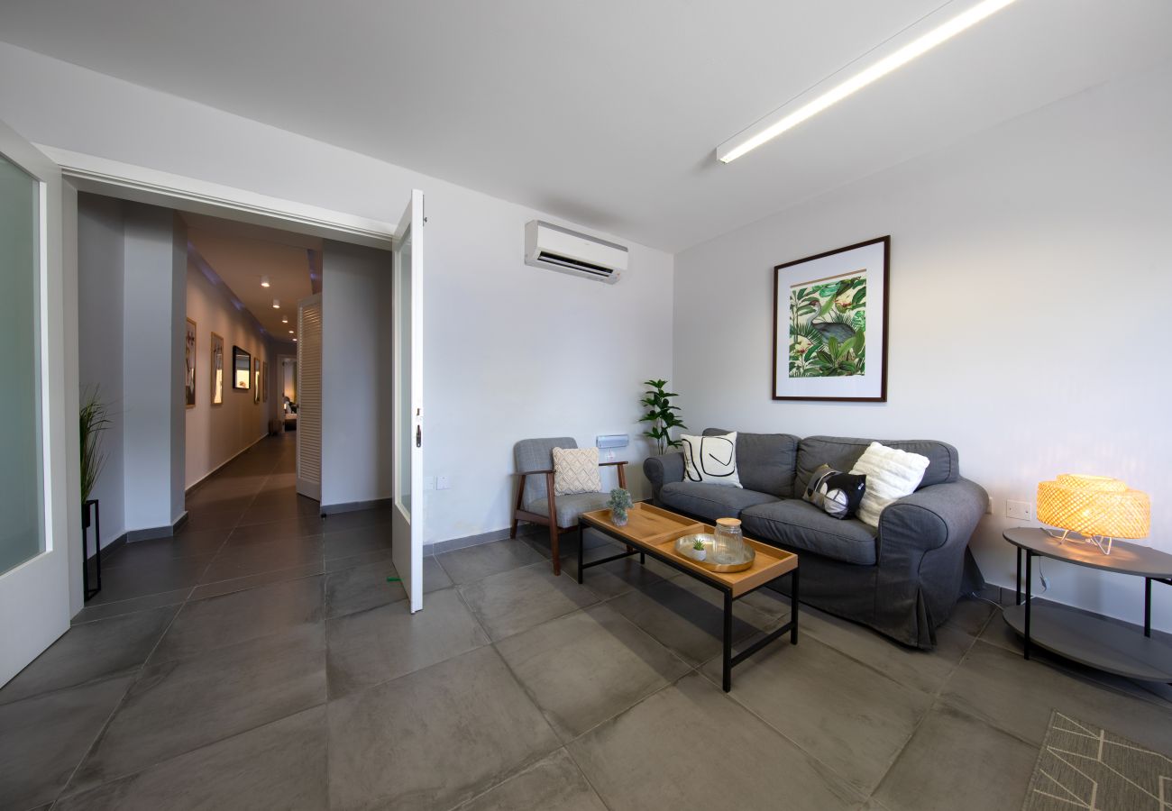 Apartamento en Sliema - Modern seafront 3bedrooms with spacious yard JLIN1-1