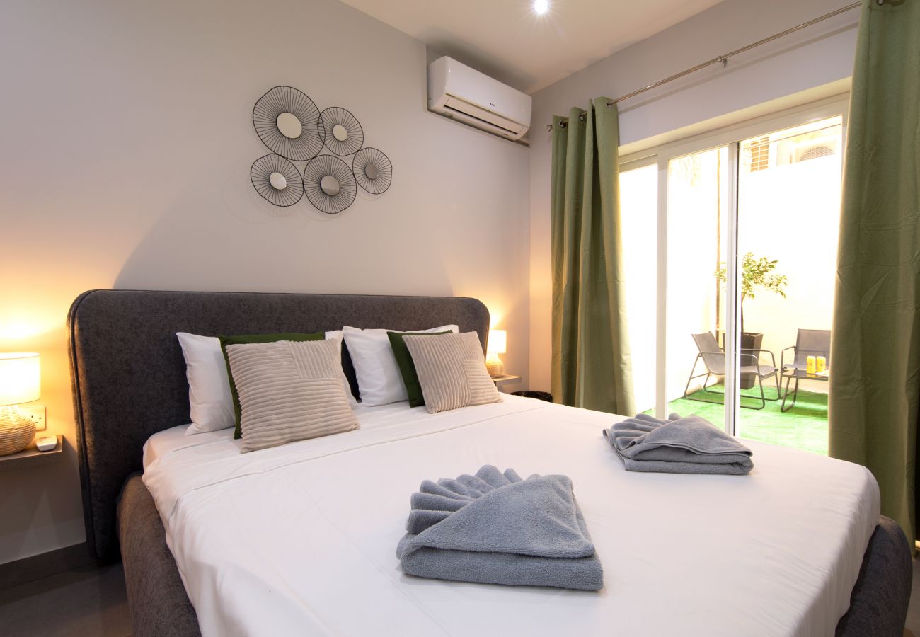 Apartamento en Sliema - Modern seafront 3bedrooms with spacious yard JLIN1-1