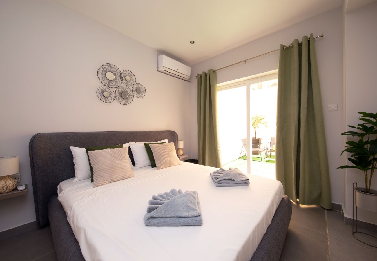 Apartamento en Sliema - Modern seafront 3bedrooms with spacious yard JLIN1-1