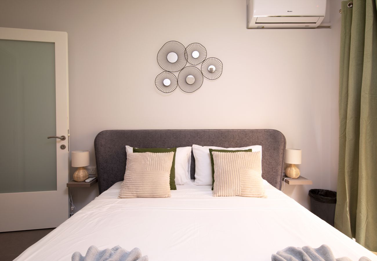 Apartamento en Sliema - Modern seafront 3bedrooms with spacious yard JLIN1-1