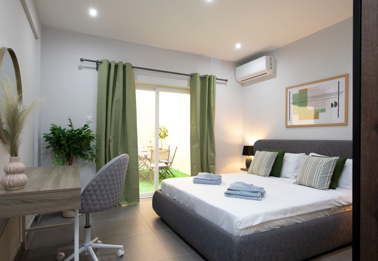 Apartamento en Sliema - Modern seafront 3bedrooms with spacious yard JLIN1-1