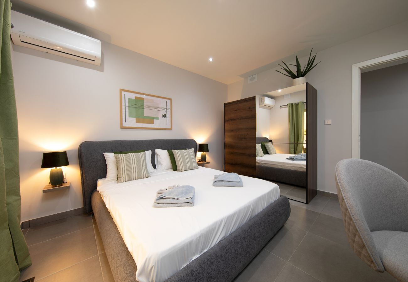 Apartamento en Sliema - Modern seafront 3bedrooms with spacious yard JLIN1-1