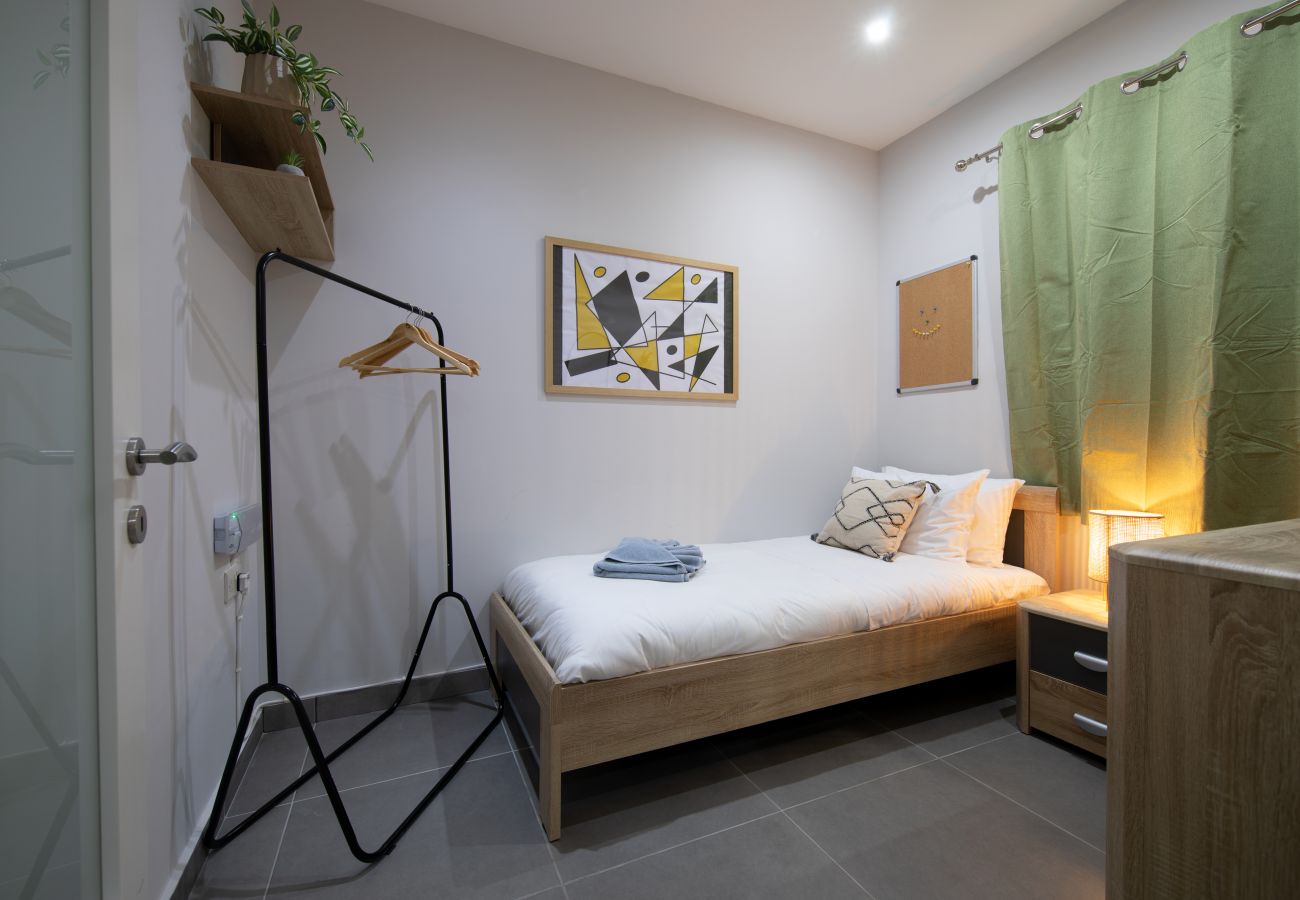 Apartamento en Sliema - Modern seafront 3bedrooms with spacious yard JLIN1-1