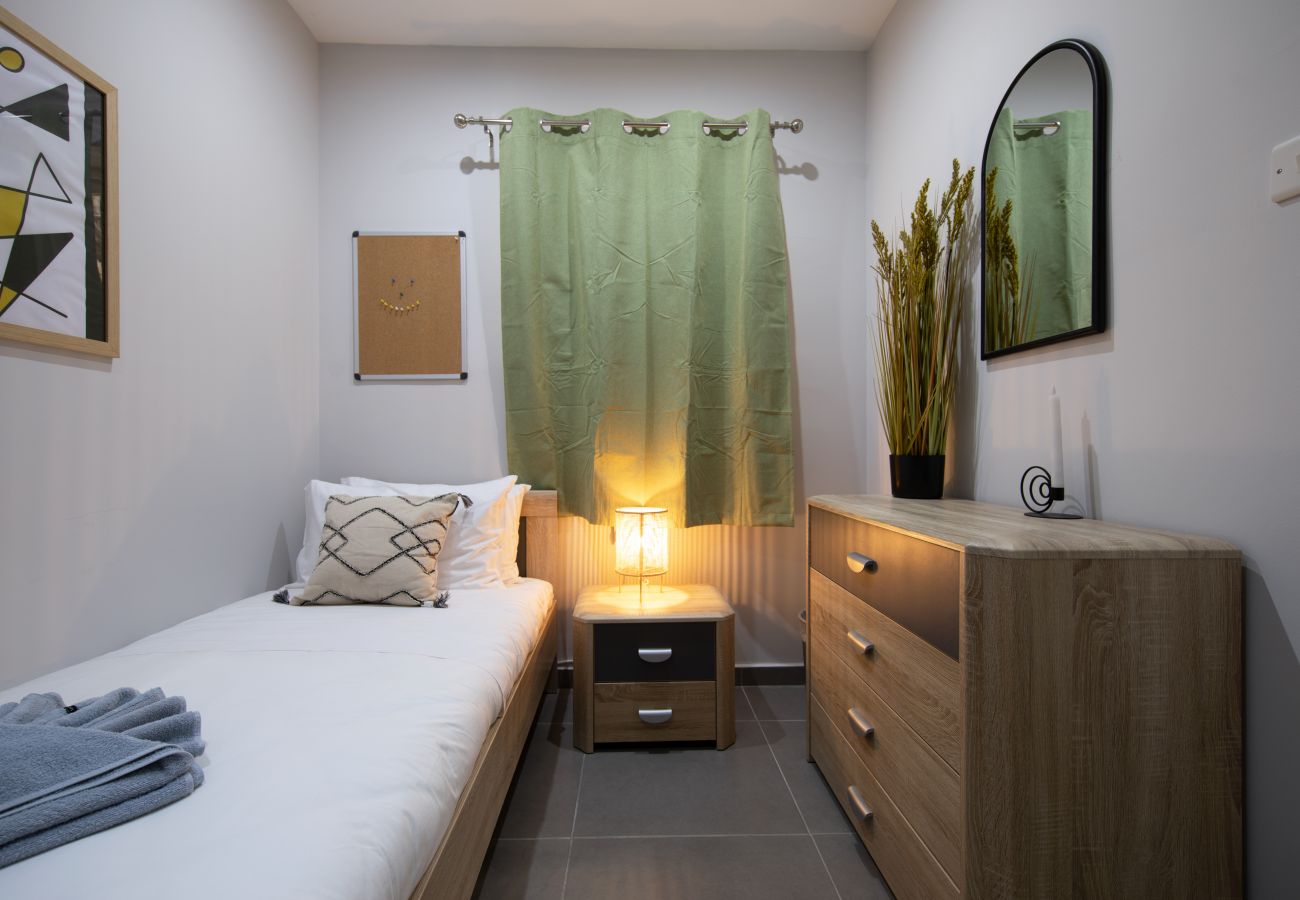 Apartamento en Sliema - Modern seafront 3bedrooms with spacious yard JLIN1-1