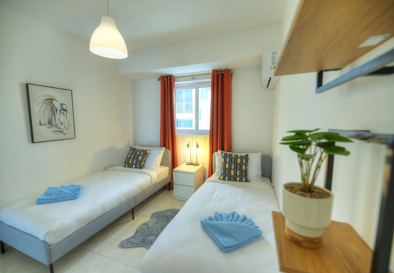 Apartamento en Gzira - Seafront bright & spacious 2 bedrooms GOGZR1-1