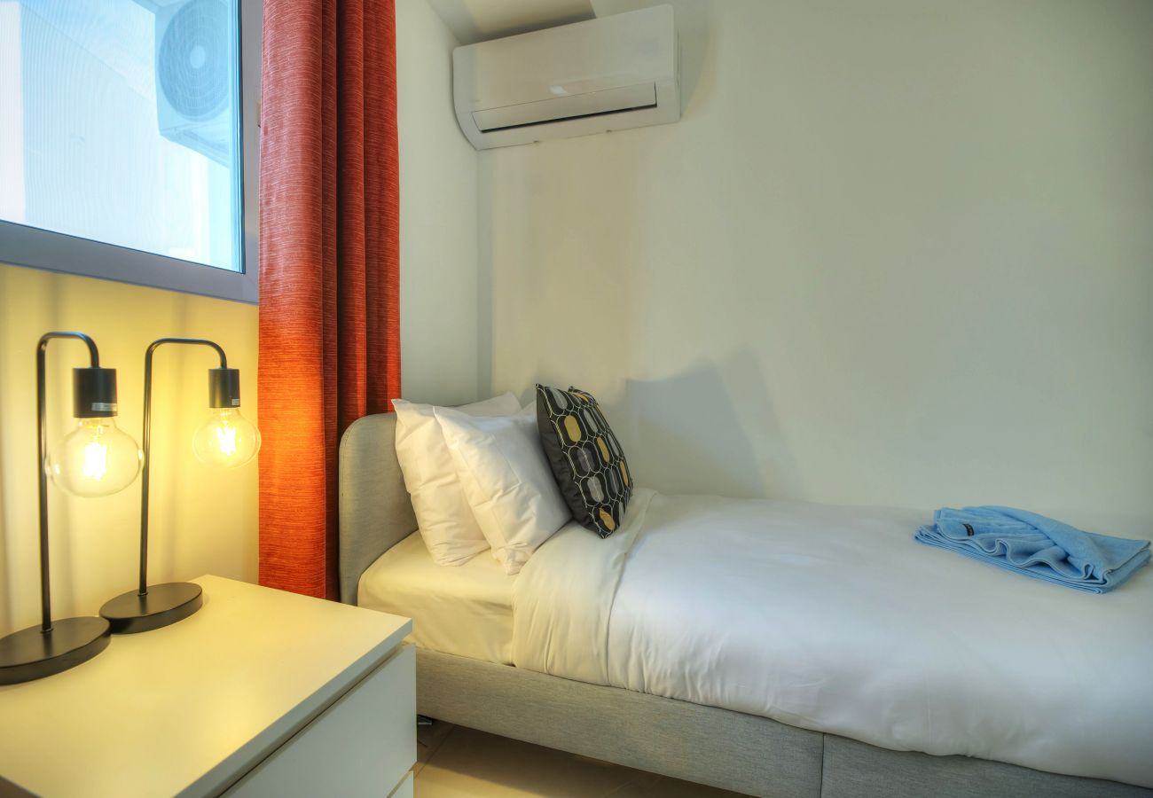 Apartamento en Gzira - Seafront bright & spacious 2 bedrooms GOGZR1-1