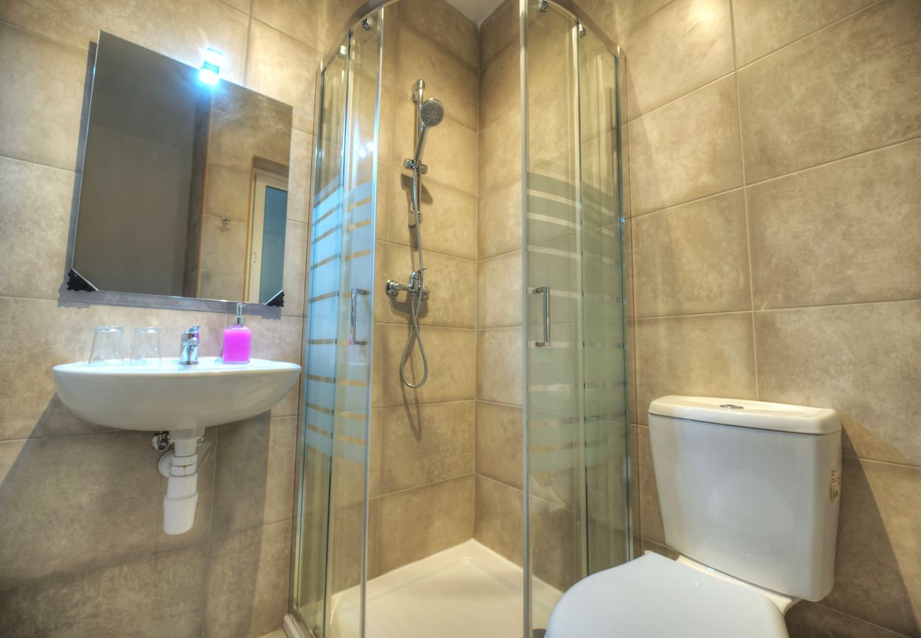 Apartamento en Gzira - Seafront bright & spacious 2 bedrooms GOGZR1-1