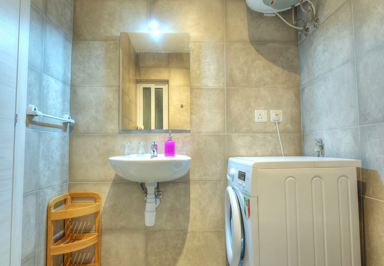 Apartamento en Gzira - Seafront bright & spacious 2 bedrooms GOGZR1-1