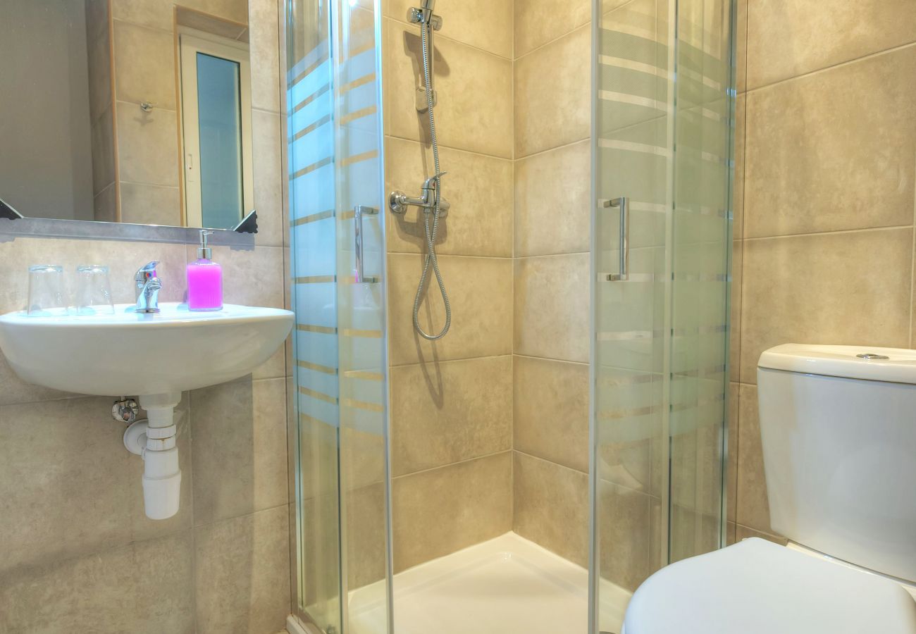 Apartamento en Gzira - Seafront bright & spacious 2 bedrooms GOGZR1-1