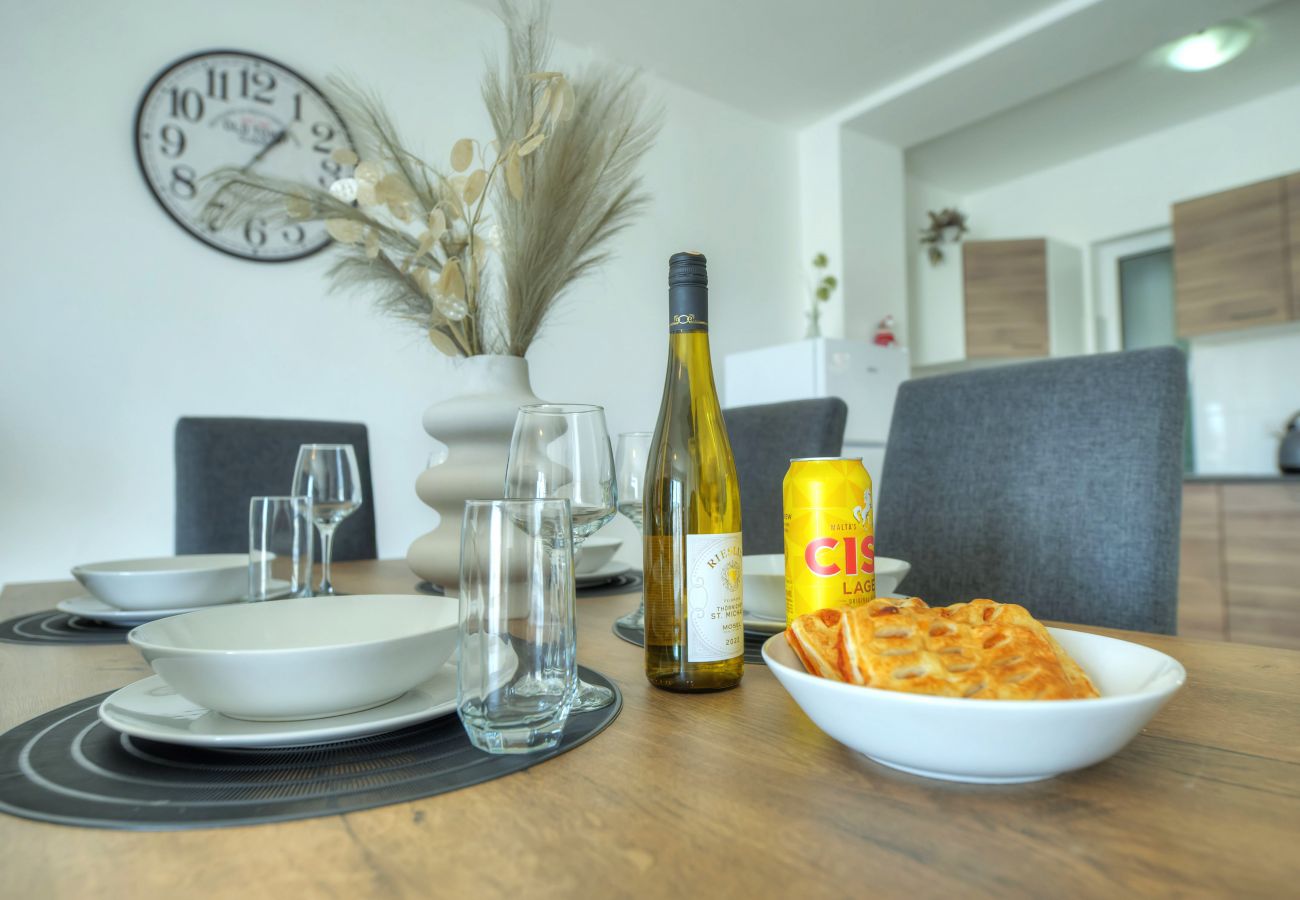 Apartamento en Gzira - Seafront bright & spacious 2 bedrooms GOGZR1-1