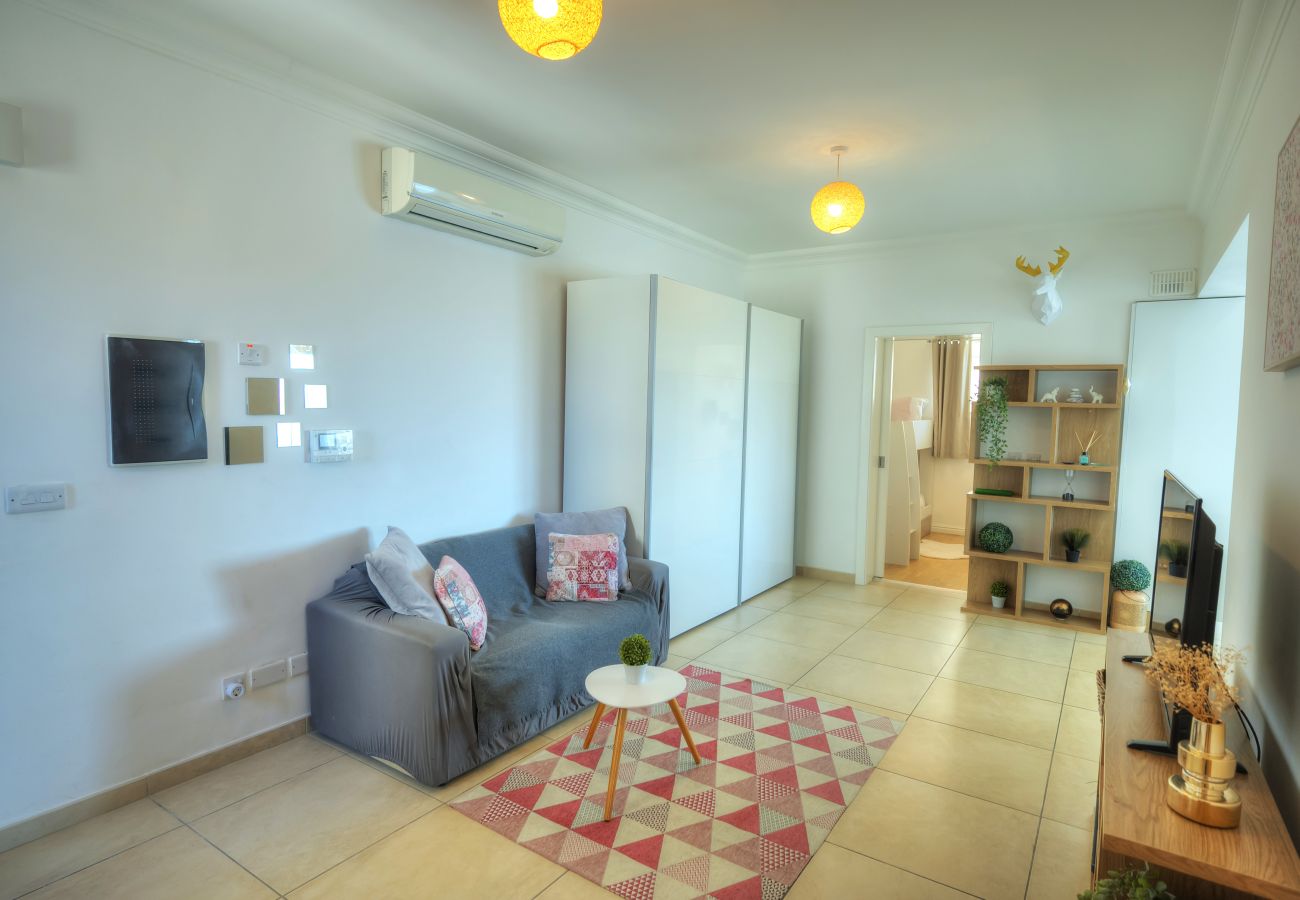 Apartamento en Sliema - Seaview terrace, 2bedrooms, communal pool COGO1-1