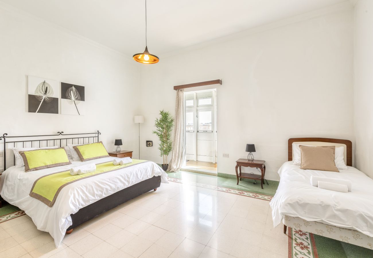 Casa adosada en Floriana - Enormous luxury 3-storey townhouse, rooftop EGAS1-1