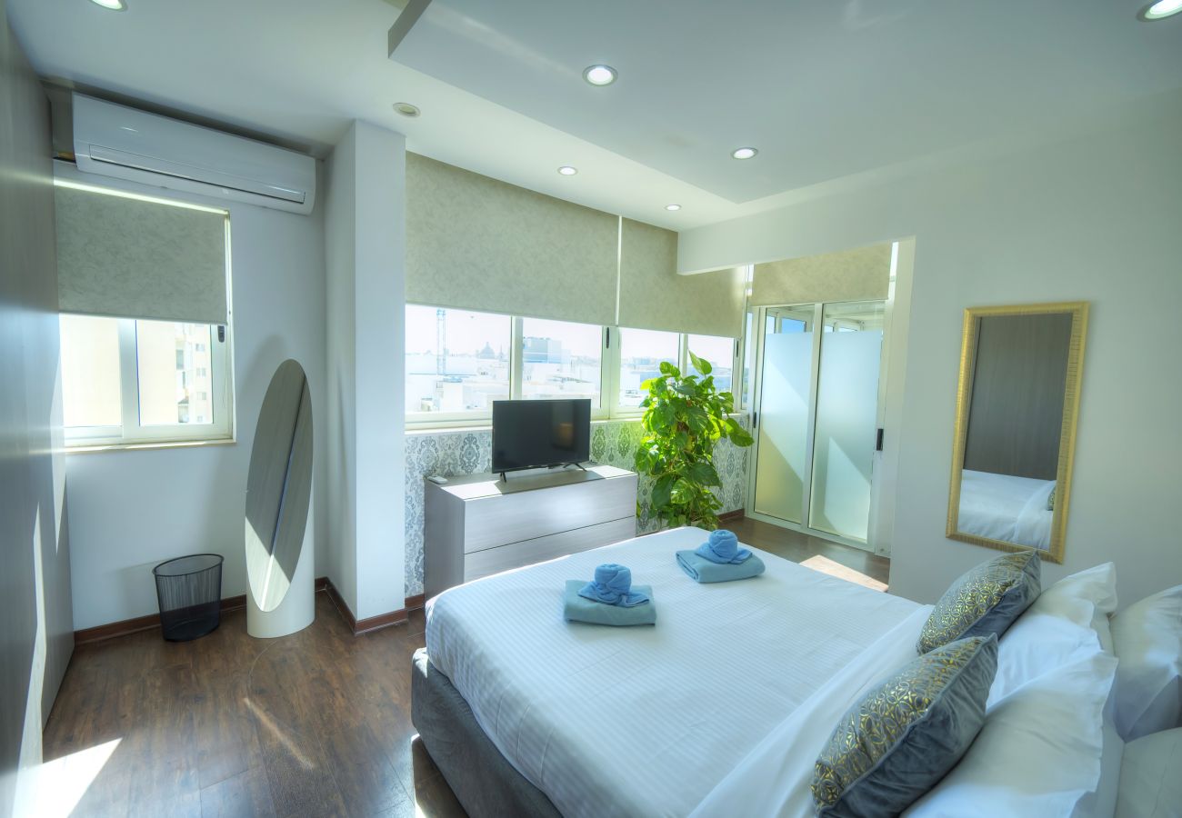 Apartamento en Sliema - Roof terrace, Seaview 3 bedroom penthouse GOSLM-11