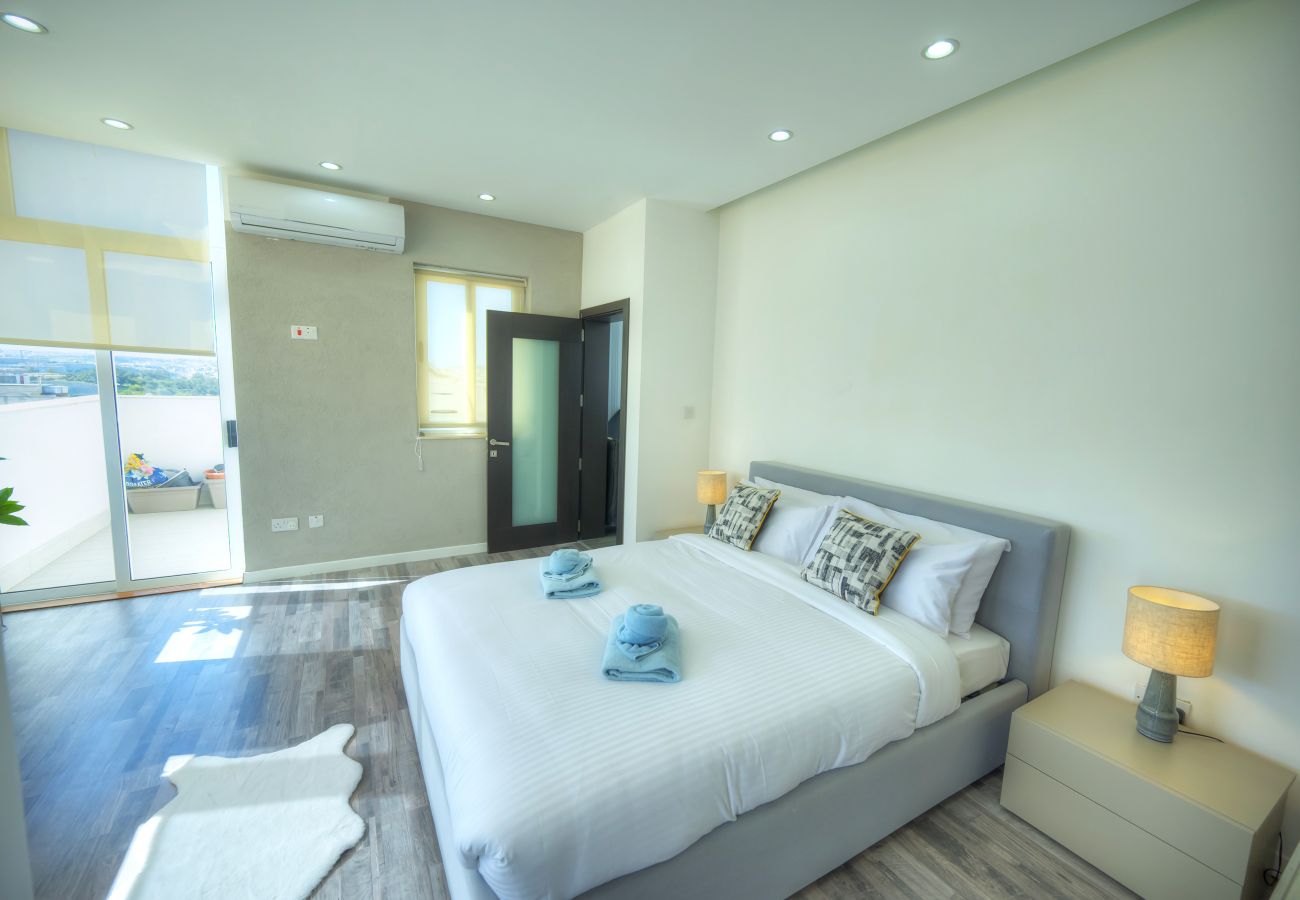 Apartamento en Sliema - Roof terrace, Seaview 3 bedroom penthouse GOSLM-11