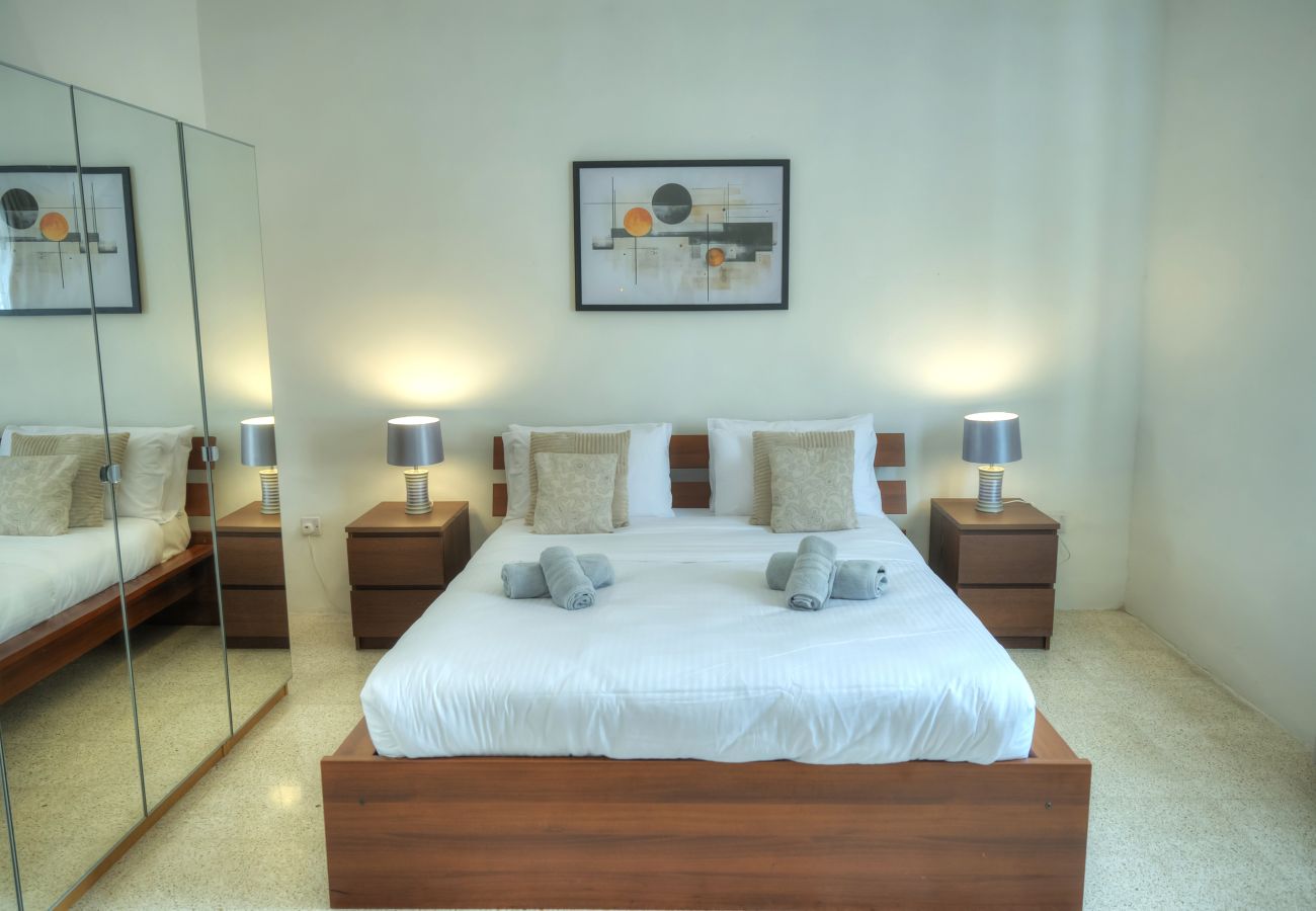 Apartamento en Sliema - Spacious, cozy 2bedroom near Sliema seafront MKIM1-1