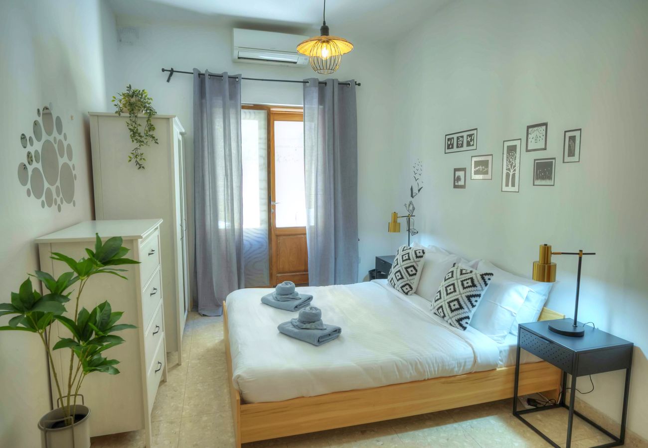 Apartamento en Sliema - Spacious apartment, large yard, near beach PMIC1