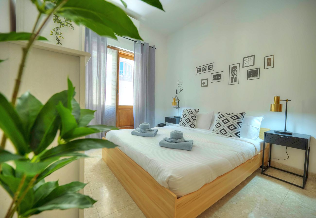 Apartamento en Sliema - Spacious apartment, large yard, near beach PMIC1