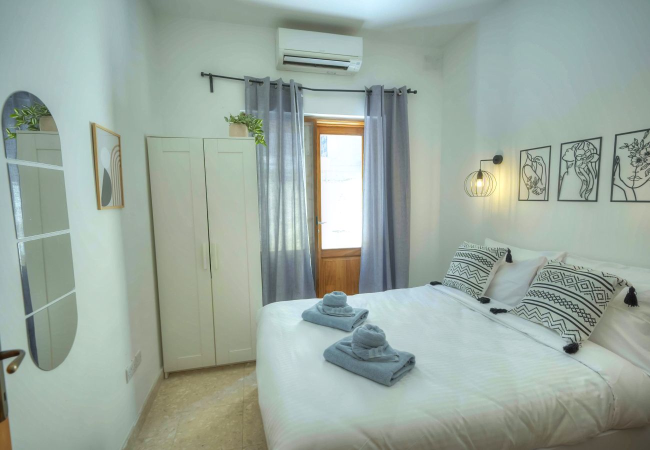 Apartamento en Sliema - Spacious apartment, large yard, near beach PMIC1