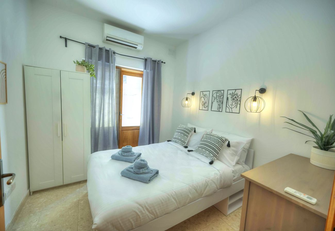Apartamento en Sliema - Spacious apartment, large yard, near beach PMIC1