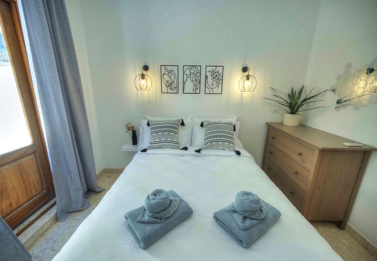 Apartamento en Sliema - Spacious apartment, large yard, near beach PMIC1