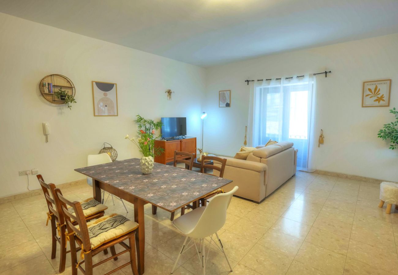 Apartamento en Sliema - Spacious apartment, large yard, near beach PMIC1