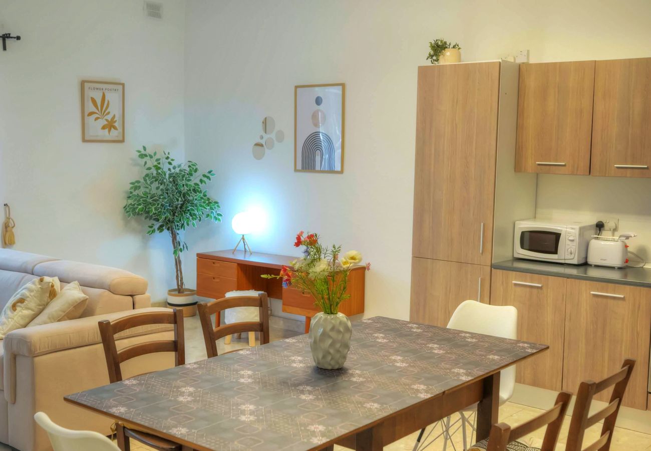 Apartamento en Sliema - Spacious apartment, large yard, near beach PMIC1