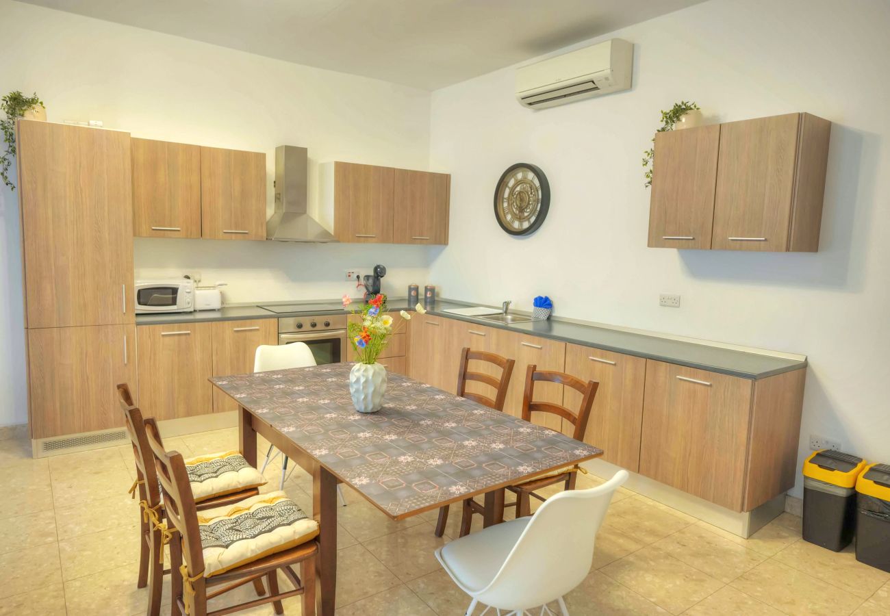 Apartamento en Sliema - Spacious apartment, large yard, near beach PMIC1