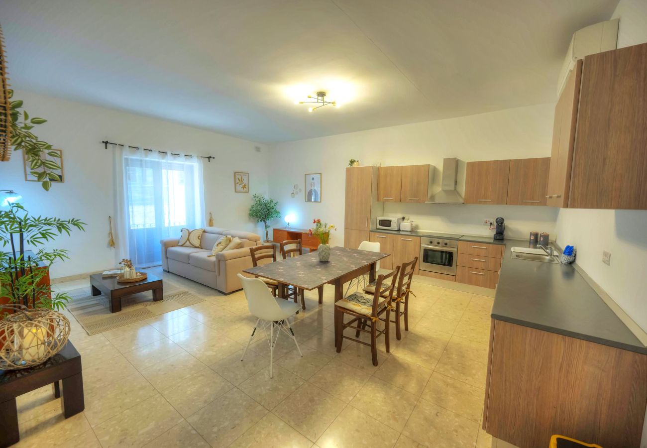 Apartamento en Sliema - Spacious apartment, large yard, near beach PMIC1