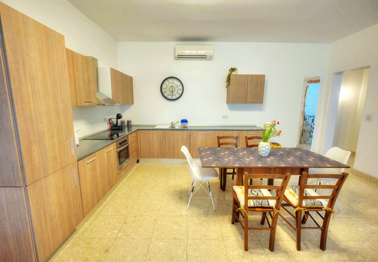 Apartamento en Sliema - Spacious apartment, large yard, near beach PMIC1
