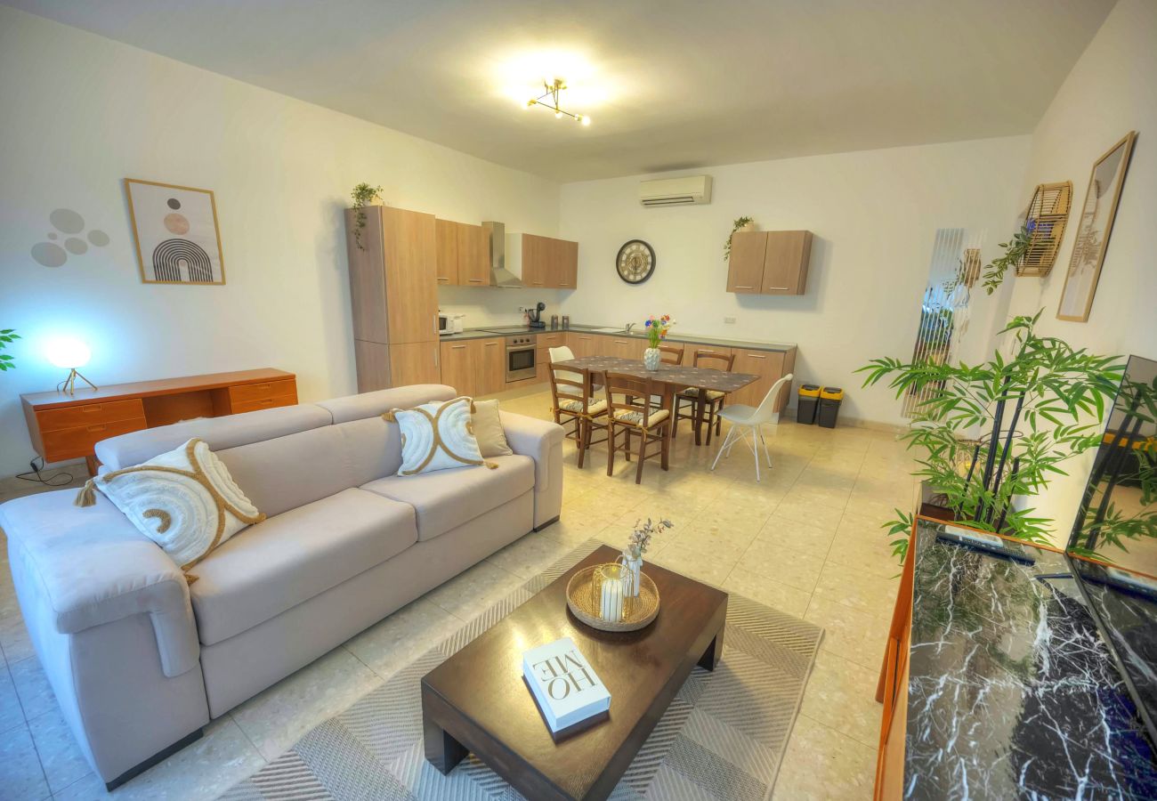 Apartamento en Sliema - Spacious apartment, large yard, near beach PMIC1