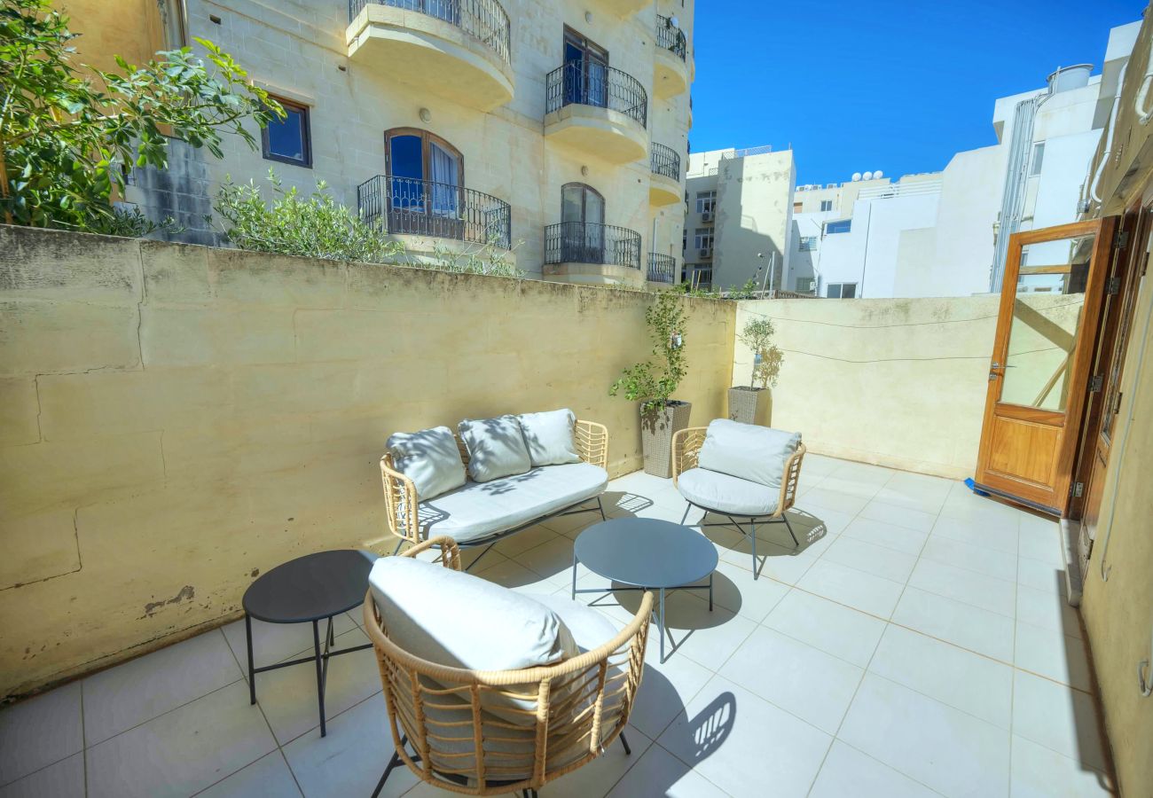 Apartamento en Sliema - Spacious apartment, large yard, near beach PMIC1