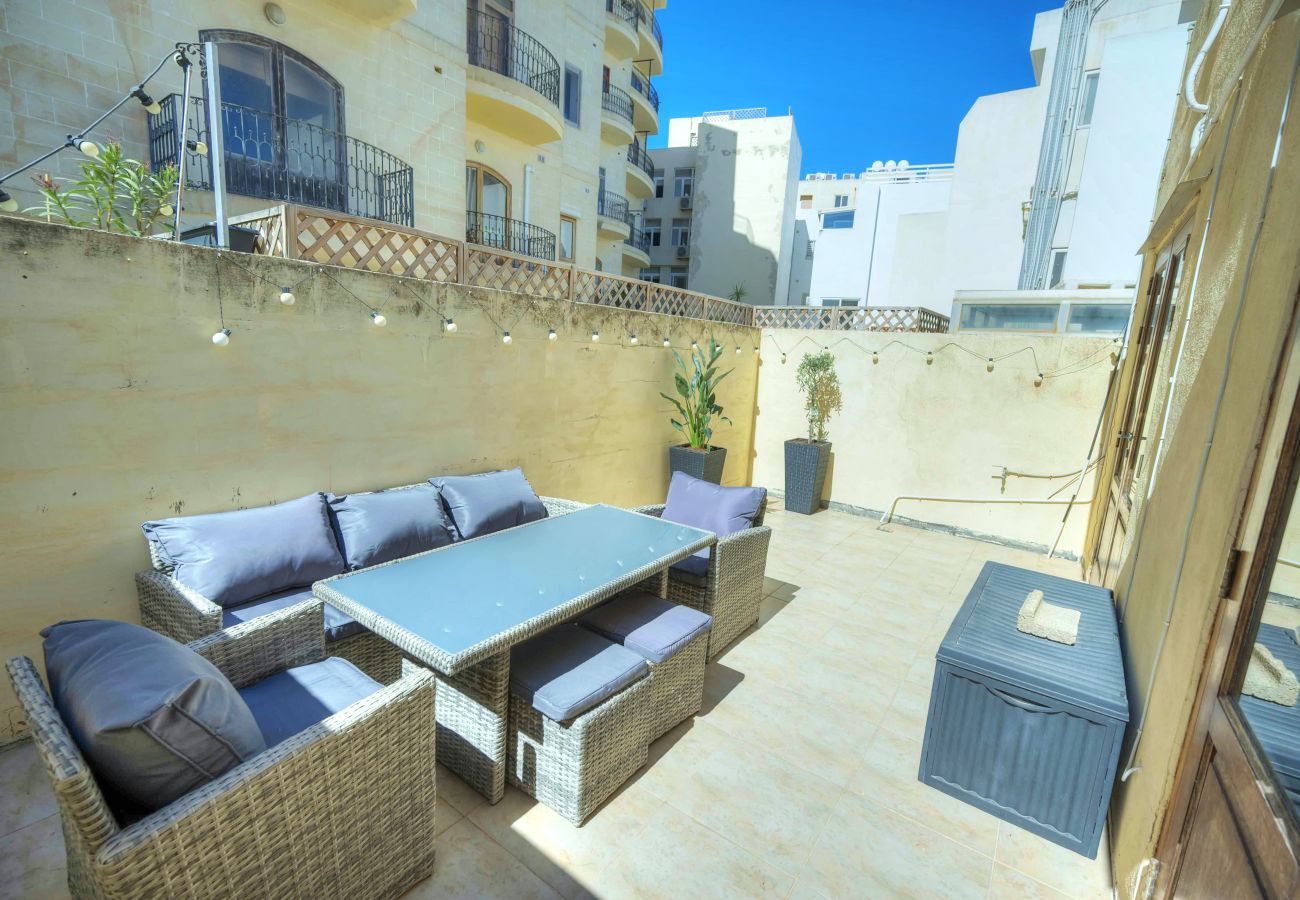 Apartamento en Sliema - Large & cozy flat, spacious yard, near beach PMIC2