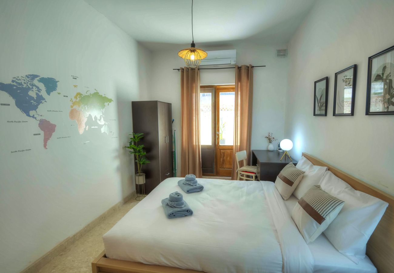 Apartamento en Sliema - Large & cozy flat, spacious yard, near beach PMIC2