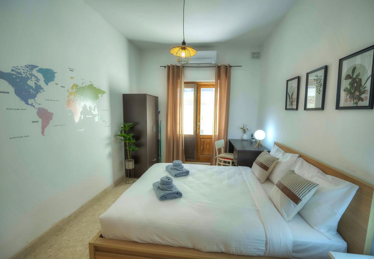 Apartamento en Sliema - Large & cozy flat, spacious yard, near beach PMIC2