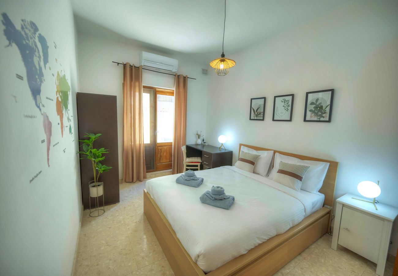 Apartamento en Sliema - Large & cozy flat, spacious yard, near beach PMIC2