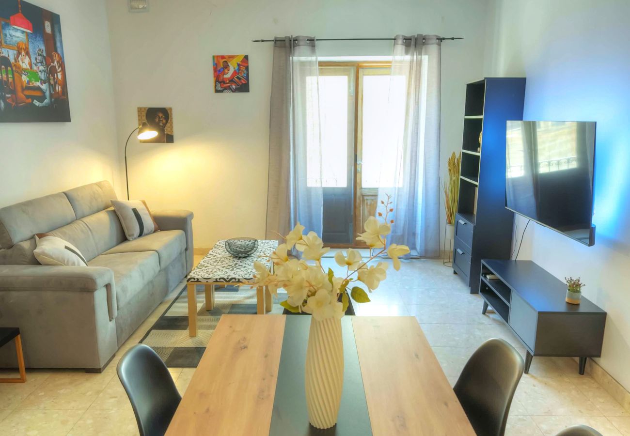 Apartamento en Sliema - Large & cozy flat, spacious yard, near beach PMIC2