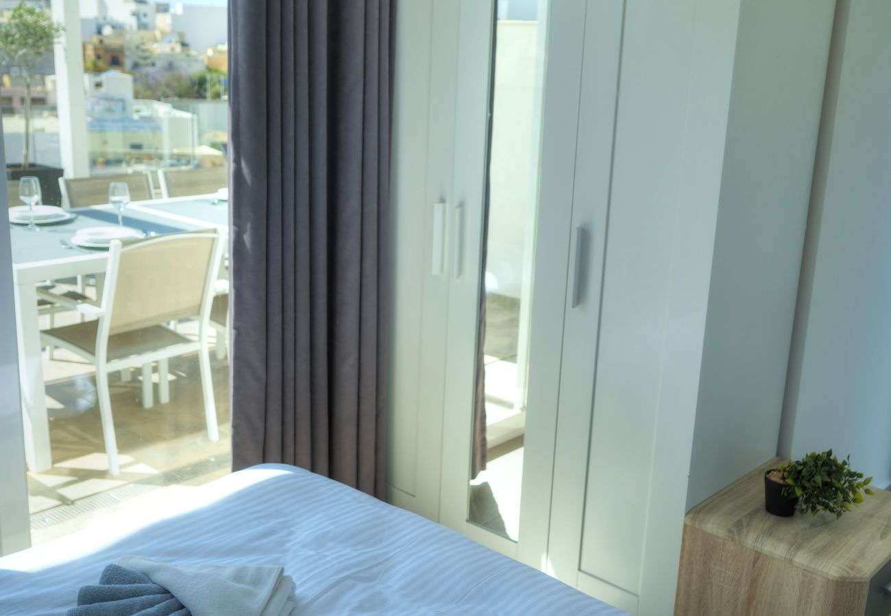Apartamento en Swieqi - Elegant 2 bedrooms, large sun terrace, pool GCAT1-1