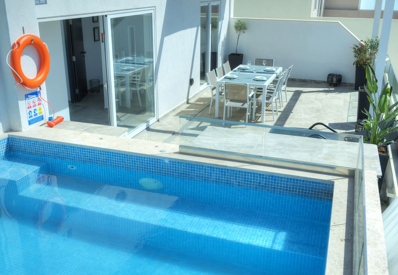 Apartamento en Swieqi - Elegant 2 bedrooms, large sun terrace, pool GCAT1-1